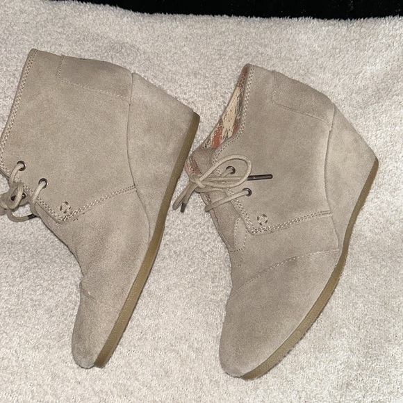 Boots - Picture 3 of 5